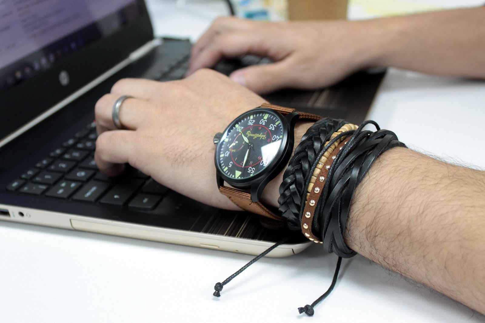 Pulsera de Hombre - Metal Y Cuero (color aleatorio)