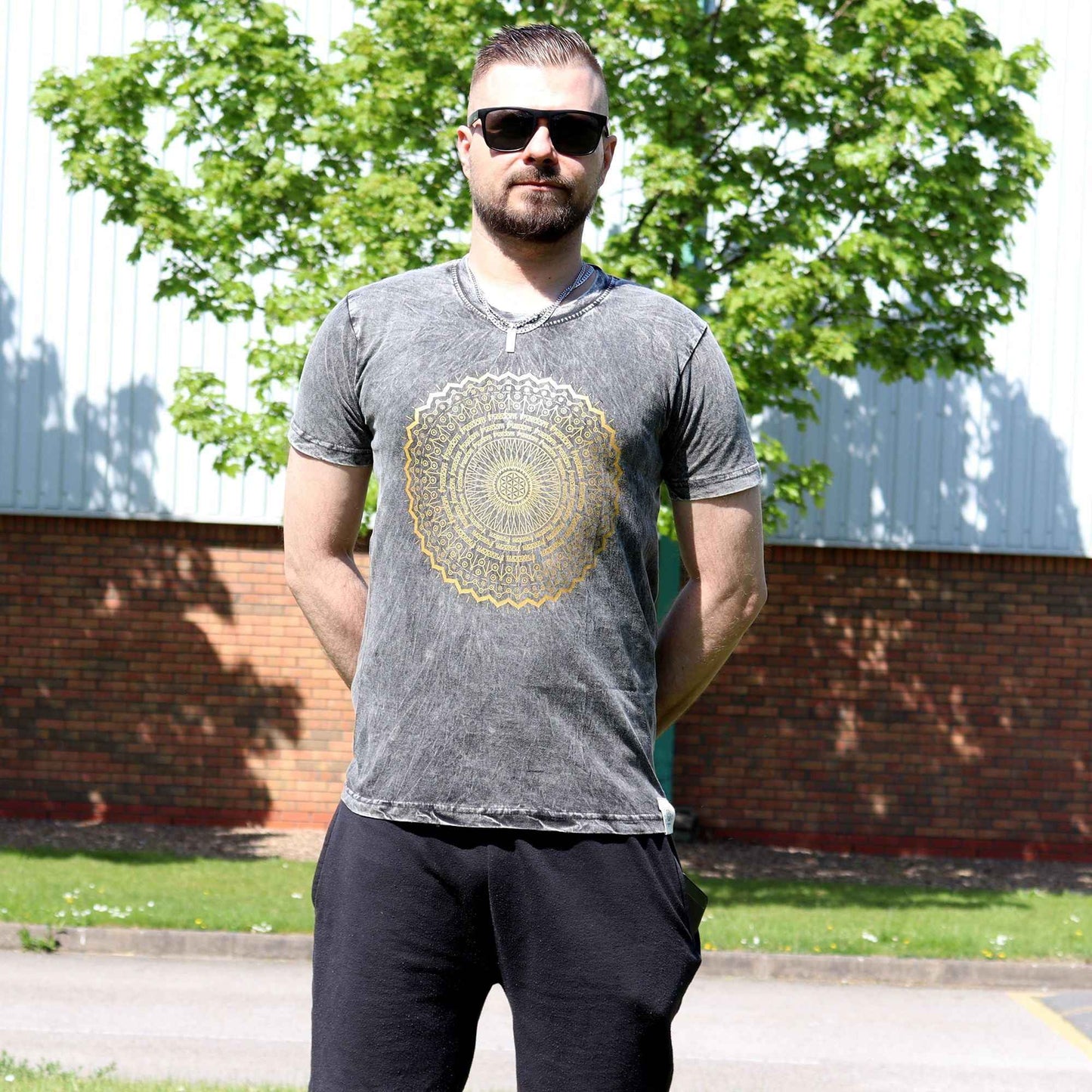 Camiseta Nomad Sari Pequeña - Mandala - Gris oscuro